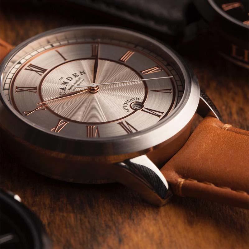 純英國血統｜經典紳士 英倫羅馬數字動能錶(43mm, 不鏽鋼銀、棕皮帶)