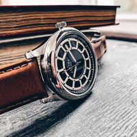 NO253 系列 純英國血統，率性跳色大刻度輪盤真皮腕錶 - 不銹鋼銀 棕皮帶