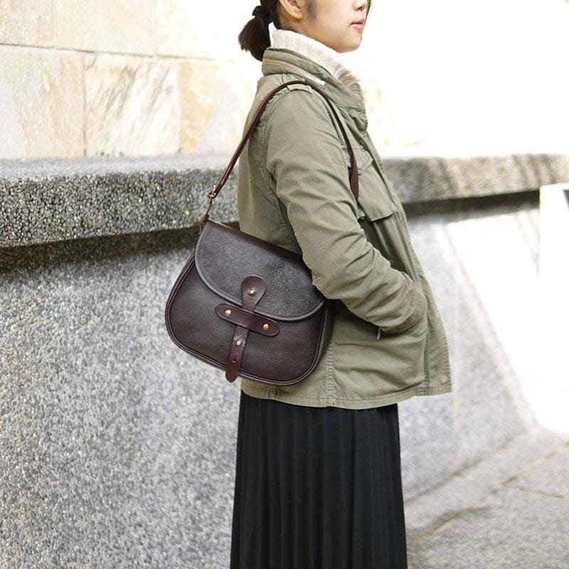 日本復古時尚圓弧設計，植鞣手工牛皮側背包 - 可可色