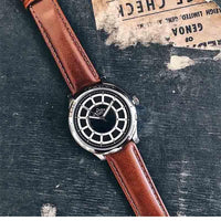 NO253 系列 純英國血統，率性跳色大刻度輪盤真皮腕錶 - 不銹鋼銀 棕皮帶