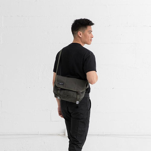 【品牌經典郵差包限時限量8折優惠】輕量郵差包 XS - 墨綠色