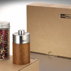 AdHoc. - 【德國品牌精緻收藏節慶首選】洋槐木陶刀研磨罐禮盒(含胡椒粒)